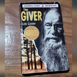 The Giver by Lois Lowry Paperback